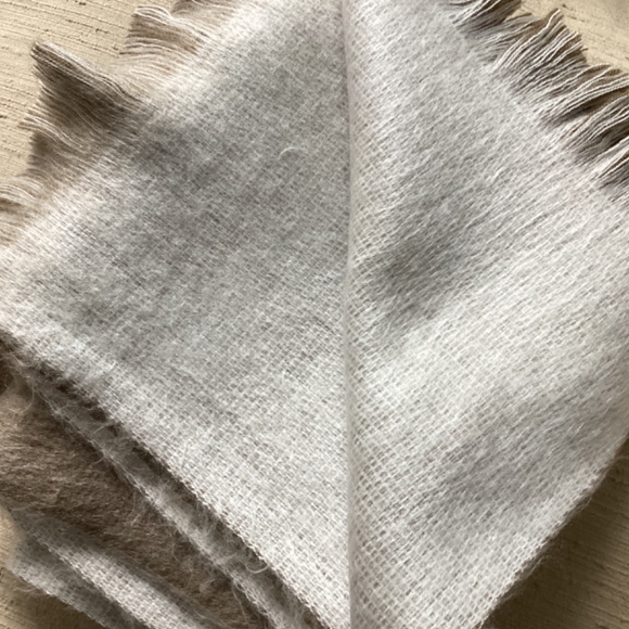 SOFT ALPACA BLEND REVERSIBLE BEIGE & LIGHT GREY PLUSH LARGE SCARF/WRAP - Picture 7 of 11